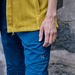Persona-modelando-Pantalon-Volga-Azul-Petroleo-Mujer-al-aire-libre