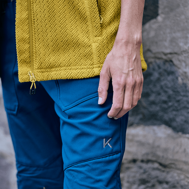 Persona-modelando-Pantalon-Volga-Azul-Petroleo-Mujer-al-aire-libre