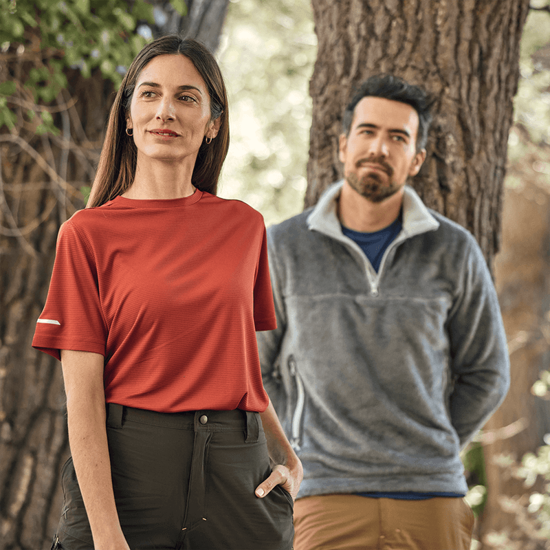 Persona-modelando-Polera-Simos-Terracota-Mujer-al-aire-libre