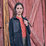 Persona-modelando-Micropolar-Bolsena-Negro-Mujer-al-aire-libre