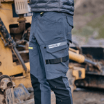 Persona-modelando-Pantalon-Rin-Gris-Oscuro-Gris-Claro-Hombre-al-aire-libre