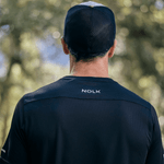 Persona-modelando-Polera-Simos-Negro-Hombre-al-aire-libre