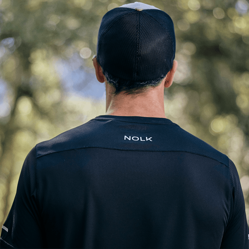 Persona-modelando-Polera-Simos-Negro-Hombre-al-aire-libre