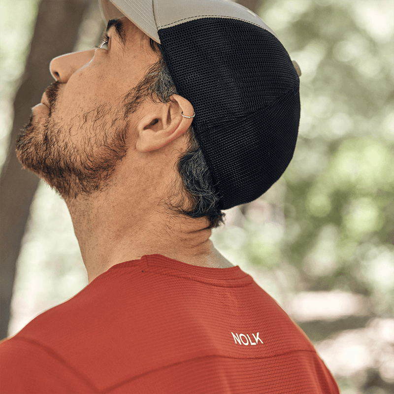 Persona-modelando-Polera-Simos-Terracota-Hombre-al-aire-libre