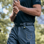 Persona-modelando-Pantalon-Sena-Gris-Oscuro-Negro-Hombre-al-aire-libre
