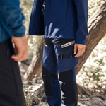 Persona-modelando-Pantalon-Rin-Azul-Marino-Negro-Hombre-al-aire-libre