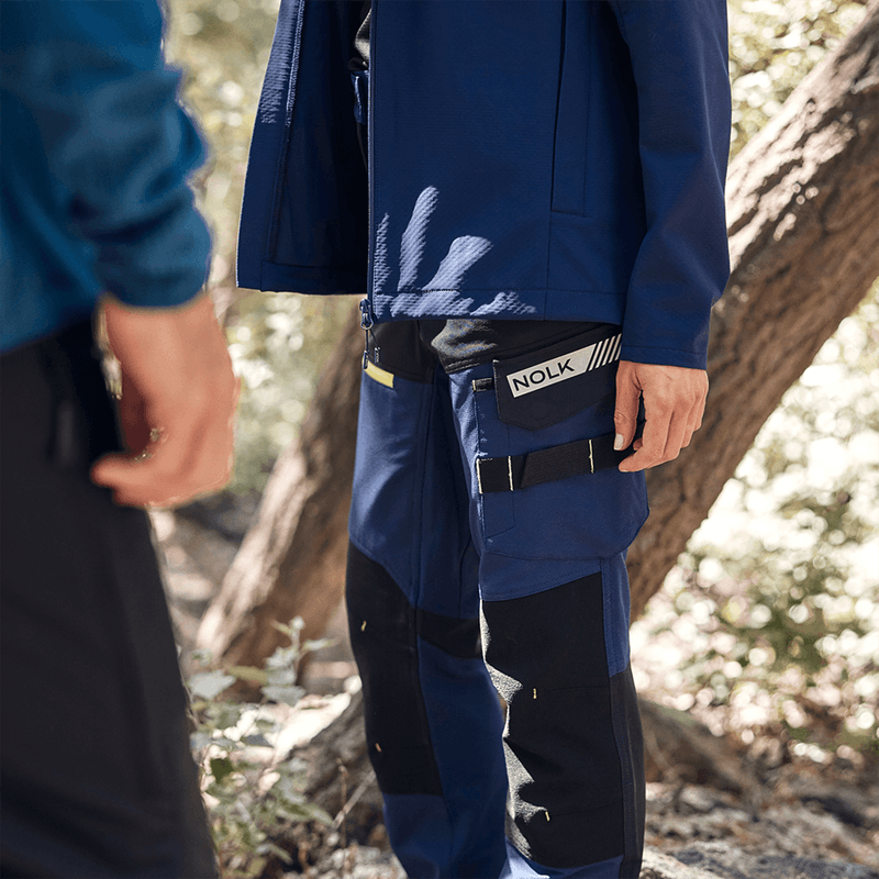 Persona-modelando-Pantalon-Rin-Azul-Marino-Negro-Hombre-al-aire-libre